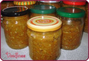 kabachkovaja-ikra-s-lukom-i-tomatnoj-pastoj-1