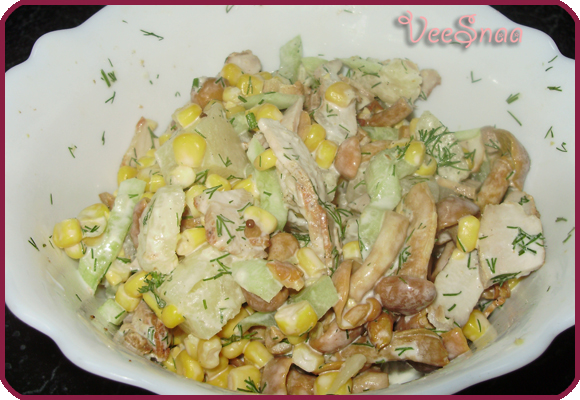 salat-iz-kuricy-gribov-i-kukuruzy-3