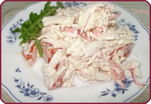 salat-krasnoe-more-s-krabovymi-palochkami-foto-1