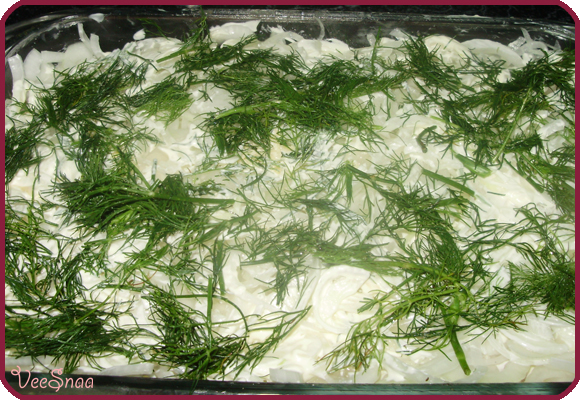 мясо по-французски, форма для запекания, майонез, лук, зелень