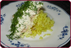 salat-mimoza-s-konservami-i-risom-1