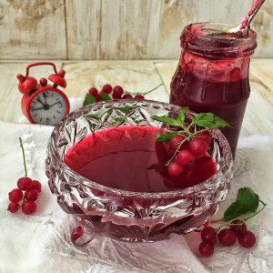 zhele-iz-krasnoj-smorodiny-bez-sterilizacii