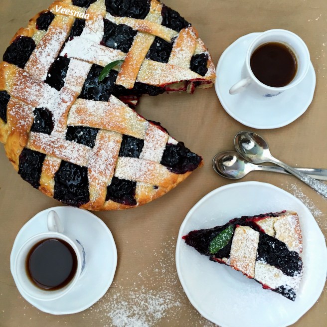 pirog-s-chernoj-smorodinoj-v-duhovke-2