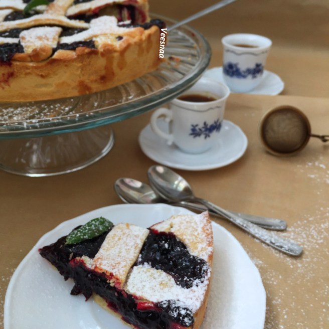 pirog-s-chernoj-smorodinoj-v-duhovke-3