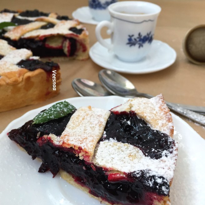 pirog-s-chernoj-smorodinoj-v-duhovke-5