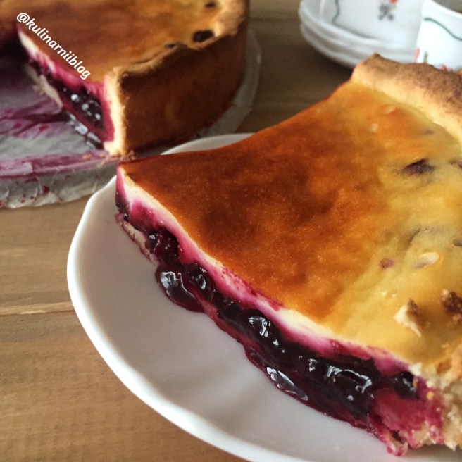 pirog-iz-pesochnogo-testa-s-chernoj-smorodinoj-4