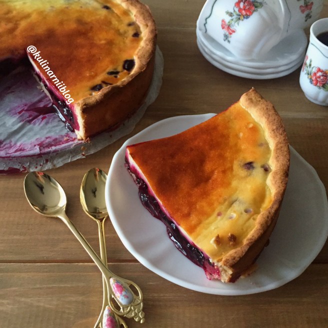 pirog-iz-pesochnogo-testa-s-chernoj-smorodinoj-5