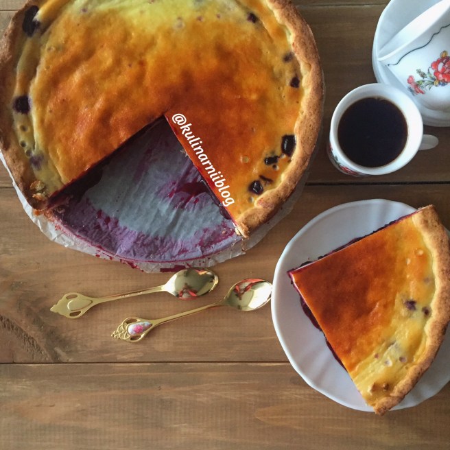 pirog-iz-pesochnogo-testa-s-chernoj-smorodinoj-3