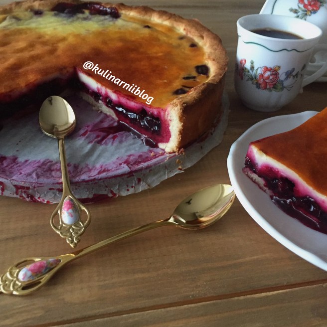pirog-iz-pesochnogo-testa-s-chernoj-smorodinoj-2