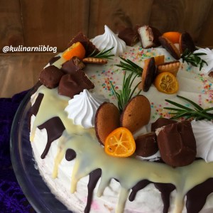 medovyj-tort-s-klubnikoj-1