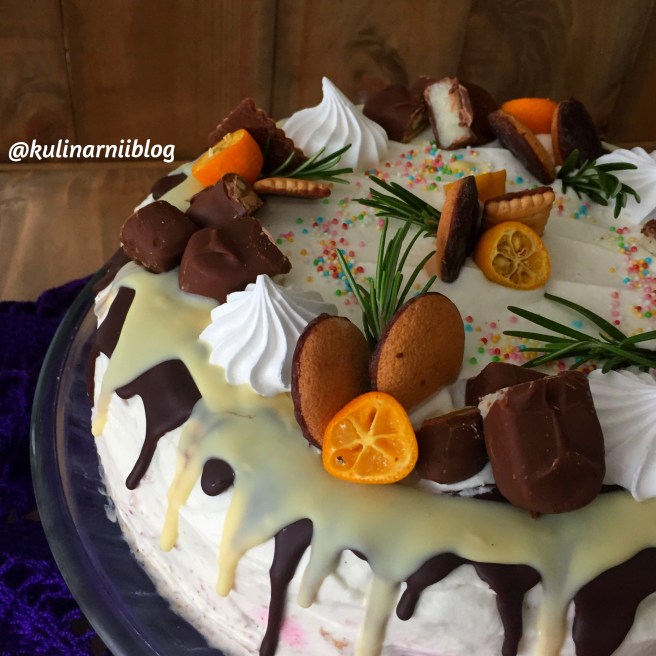 medovyj-tort-s-klubnikoj-2