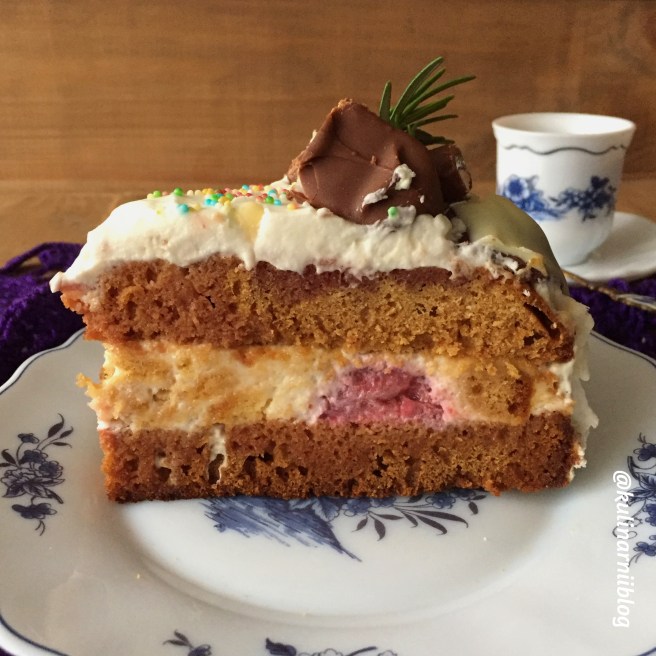 medovyj-tort-s-klubnikoj-3