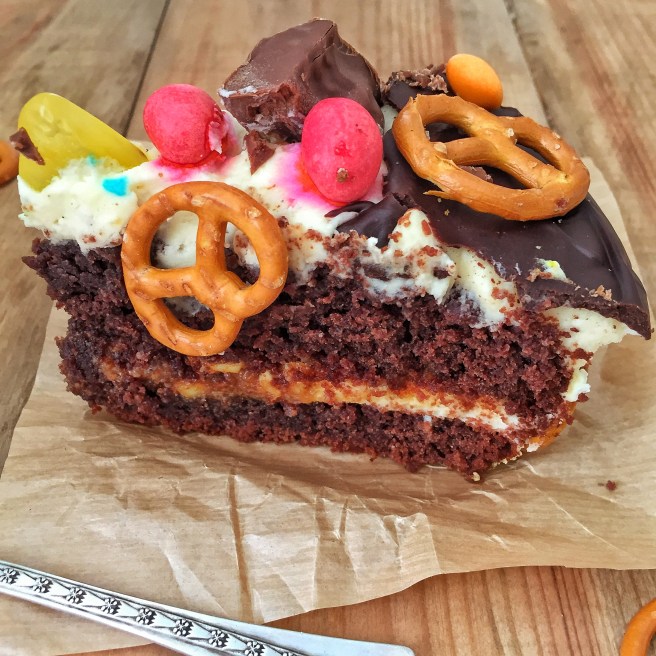 Tort-sniker-s-solenoj-karamelju-4