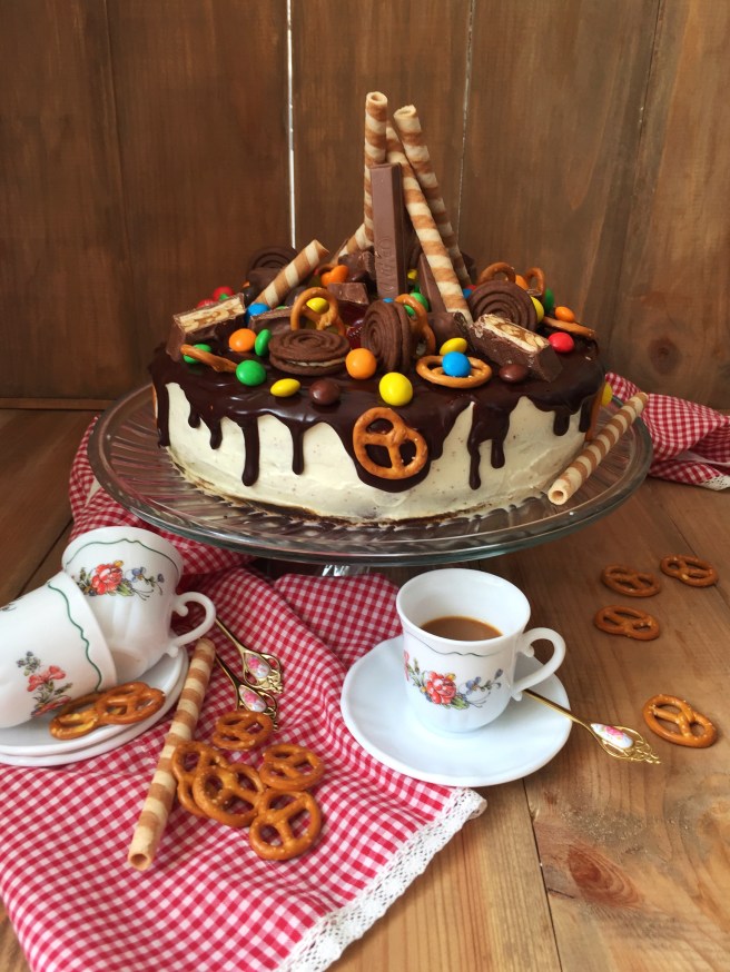 Tort-sniker-s-solenoj-karamelju-5