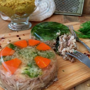 Vkusnyj-holodec-iz-svinyh-nozhek-1