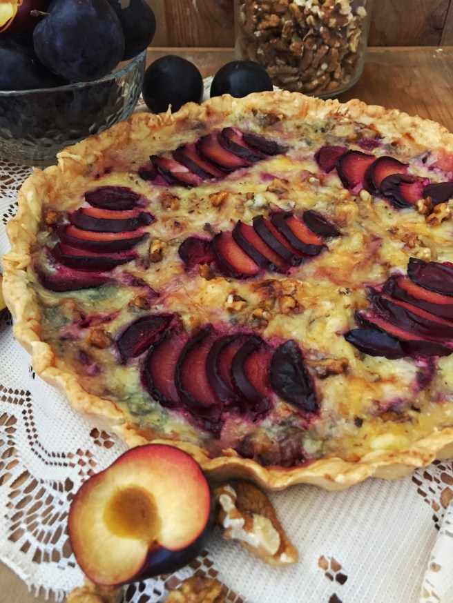 pirog-so-slivami-i-syrom-1