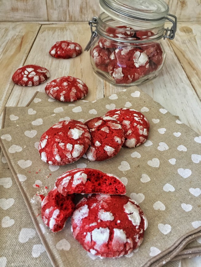 pechene-krasnyj-barhat-s-treshhinkami-2