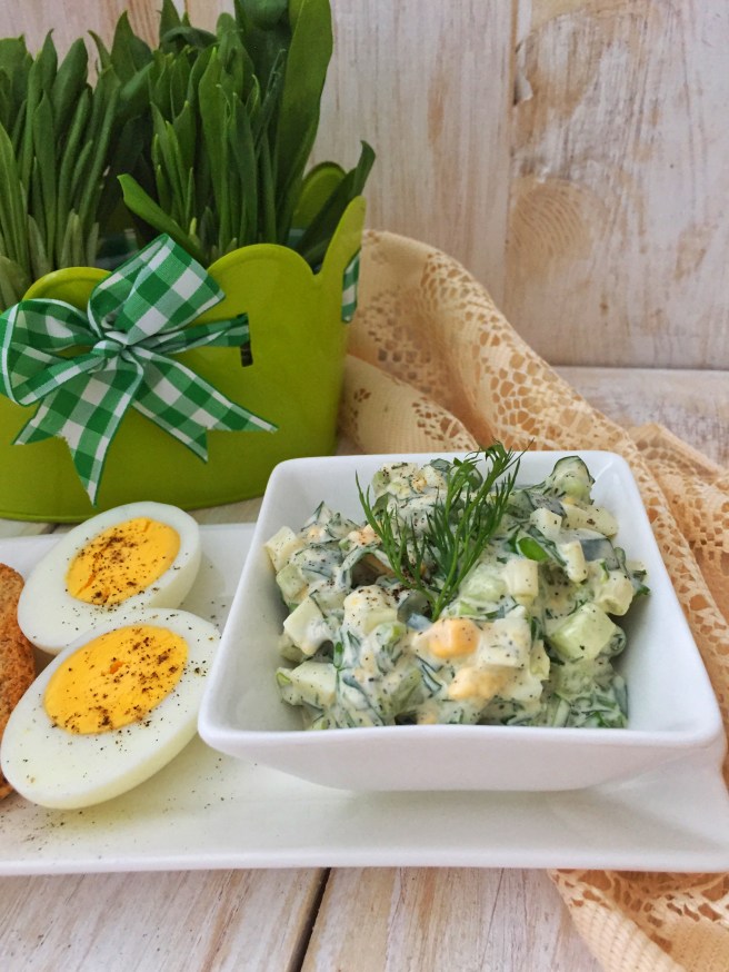 Salat-s-cheremshoj-i-jajcami-i-ogurcami