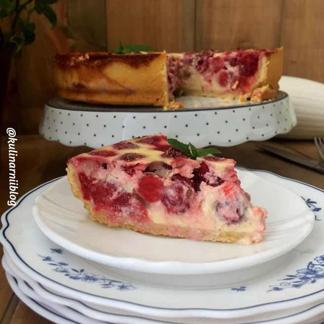 pirog-s-klubnikoj-i-smetanoj-5