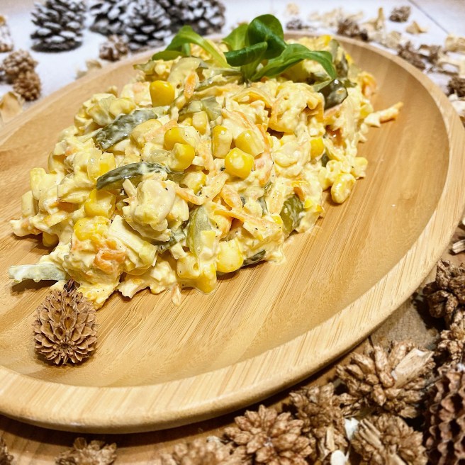 Salat-s-marinovannymi-ogurcami-i-kukuruzoj-1