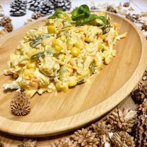 Salat-s-marinovannymi-ogurcami-i-kukuruzoj-1