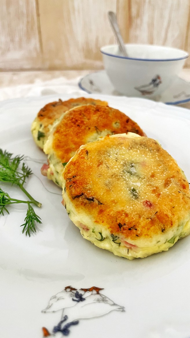 Nesladkie-syrniki-s-risovoj-mukoj-1